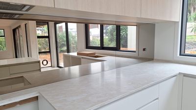 Mirror splashback in a kitchen, fourth example